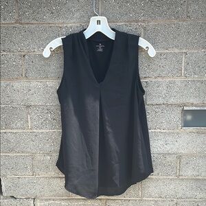 Worthington Black Sleeveless Fitted Blouse Top